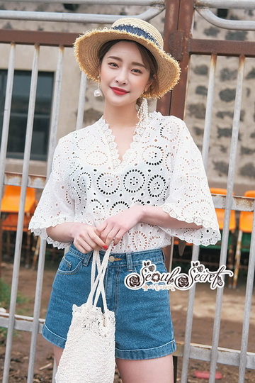 เสื้อสีขาวปักลายฉลุวงกลม