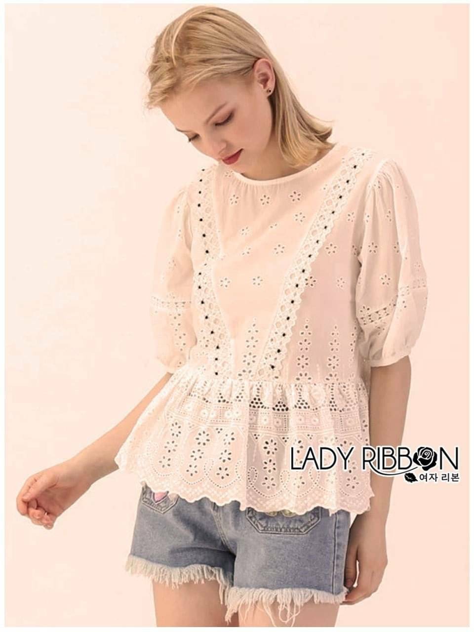 เสื้อตัวสั้นสีครีมตัวนี้เป็นผ้าคอตตอนลูกไม้