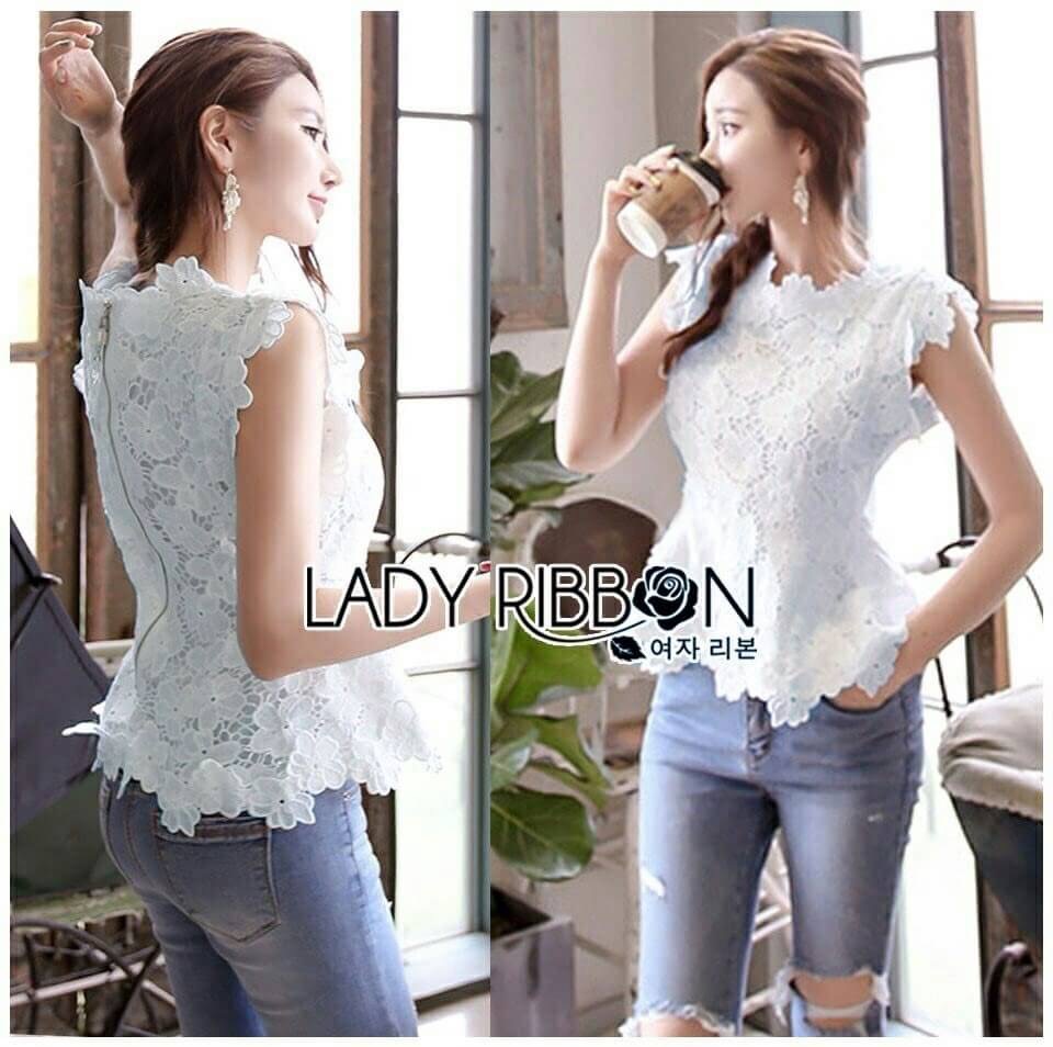 เสื้อแขนกุดคอสูงผ้าลูกไม้สีฟ้าตกแต่งชาย