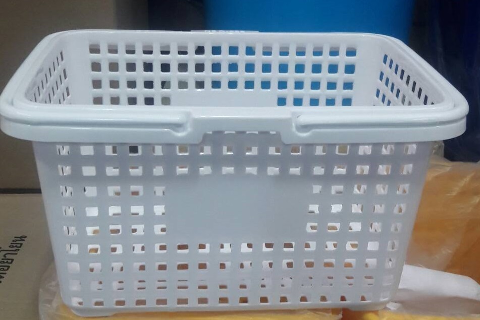 ตะกร้าพลาสติกสีขาว