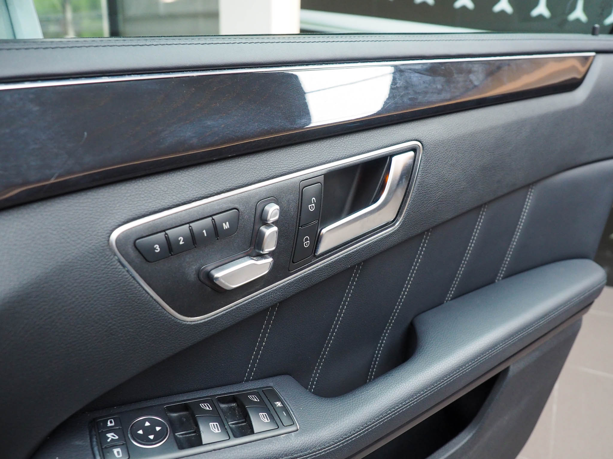 จองแล้ว E300 Bluetec Hybrid Exclusive W212