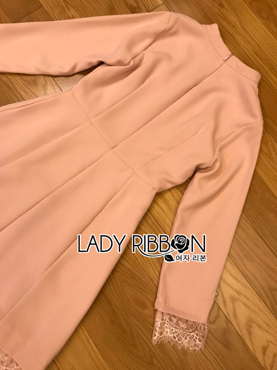 เดรสผ้าเครปและลูกไม้สีพีชคัทเอาท์ช่วงคอ