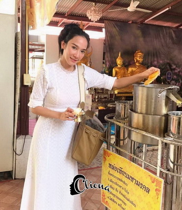 เสื้อลูกไม้ระบายแขนยาวเลยข้อศอก