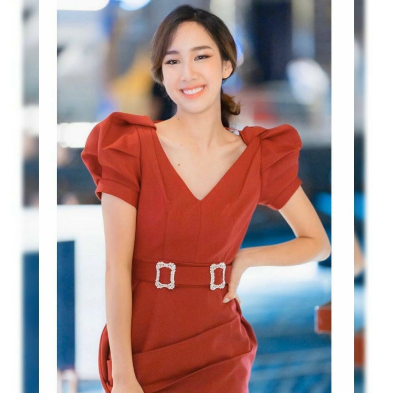 ชุดเดรสแขนพองแต่งเข็มขลัดเพชร