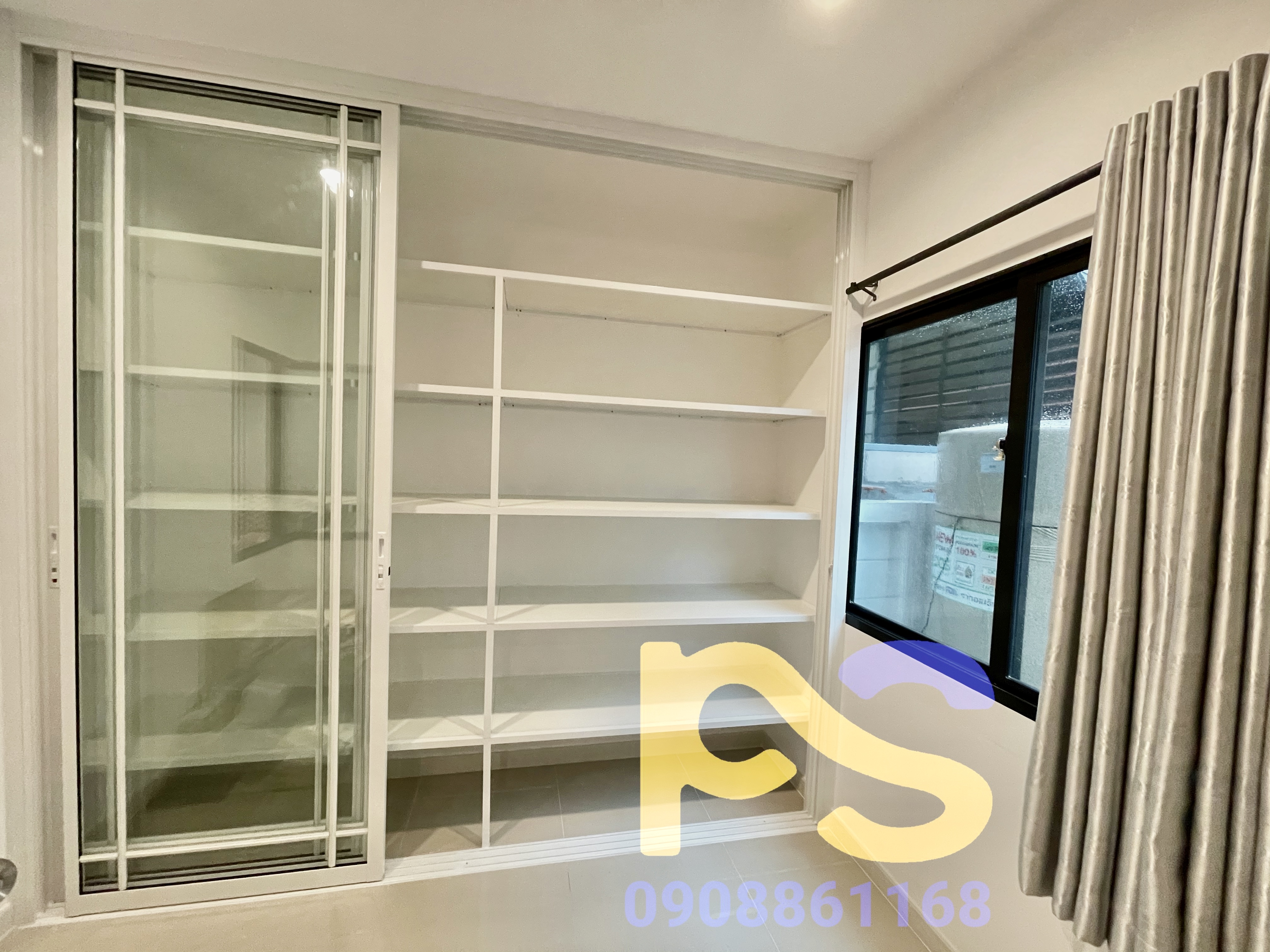 บิ้วอินตู้เก็บของและตู้โชว์ด้วยประตูบานเลื่อนกระจกอลูมิเนียมพร้อมชั้นวาง