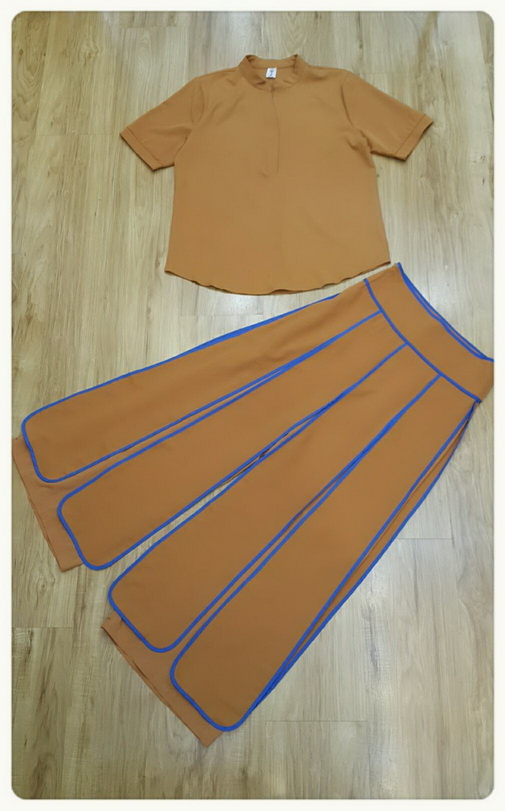 ผ้าสีพื้น เสื้อคอกลม ผ่าอกด้านหน้าเป็นตัววี กางเกงเอวสูง