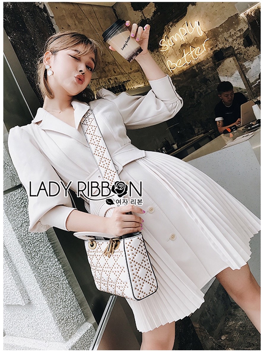 Dress เดรสทรงสูทสีเบจตกแต่งผ้าพลีต ลุคนี้เป็นแนวมินิมัล