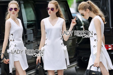 Lady Ribbon ขายส่งเสื้อผ้าออนไลน์พร้อมส่งของแท้ LR04220716 🎀 Lady Ribbon's Made 🎀 Lady Lucy Minimal Chic Metal Loop Ribbon White Dress