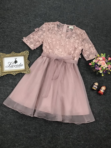 เดรสสุดหรู สไตล์เจ้าหญิงตัวเสื้อเป็นผ้าปัก