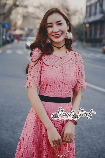 ชุดเดรสลูกไม้กระดุมคอหลัง