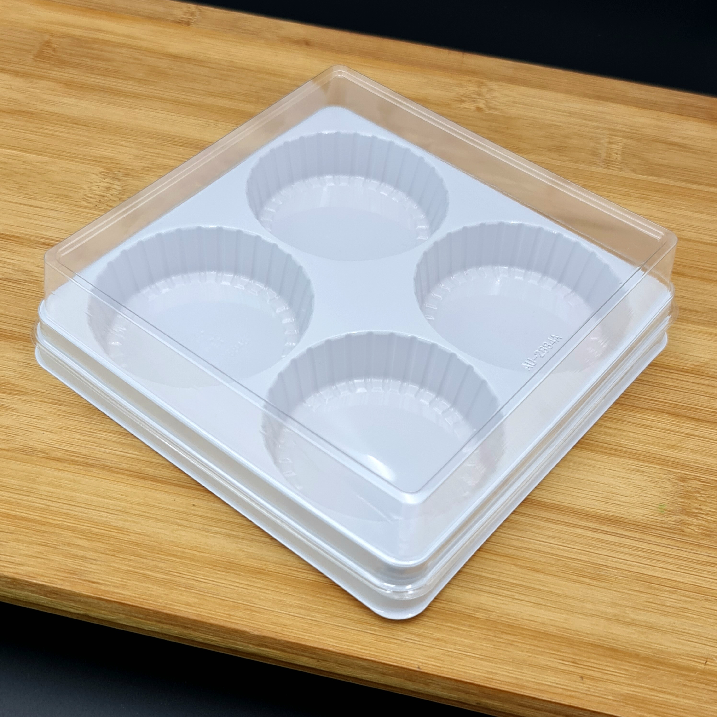 กล่องเบเกอรี่ 4ช่อง 6cm. ฝาล็อค ฐานขาวฝาใส กล่องเค้ก กล่องเปี๊ยะ กล่องขนม แพ็กเกจ แพ็คเกจ เบเกอรี่ เจริญ12 j12