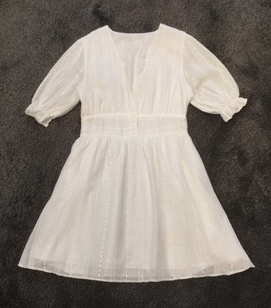 เดรสลูกไม้สีขาว คอวี แขนจั๊ม