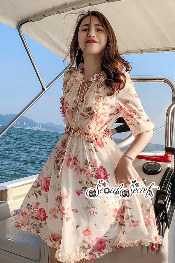 เดรสทรงคอวีสวยเซ็กซี่ๆ ดีเทลช่วงอกแต่งเป็นระบาย