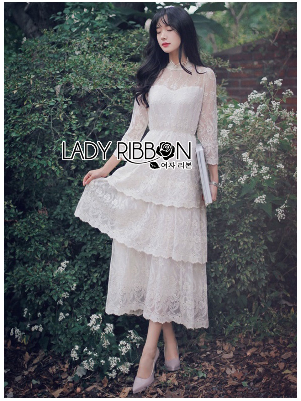 เดรสยาวผ้าลูกไม้สีขาวตกแต่งเลเยอร์