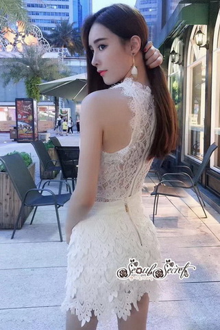 เสื้อแขนกุดสีขาวเนื้อผ้าทอลาย