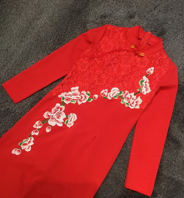 ชุดเดรสคอจีนสีแดง