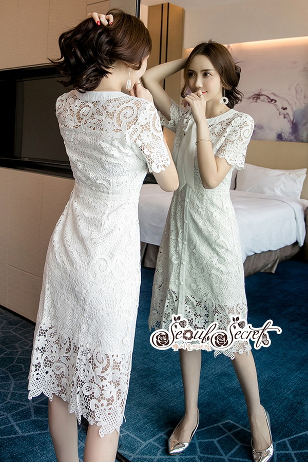 เดรสลูกไม้สีขาวคลาสสิคเรียบหรูเป็นเดรสทรงคอกลม