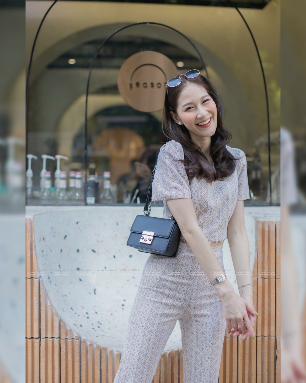 เสื้อซิปหลังสีขาวแต่งมุกรอบเอว