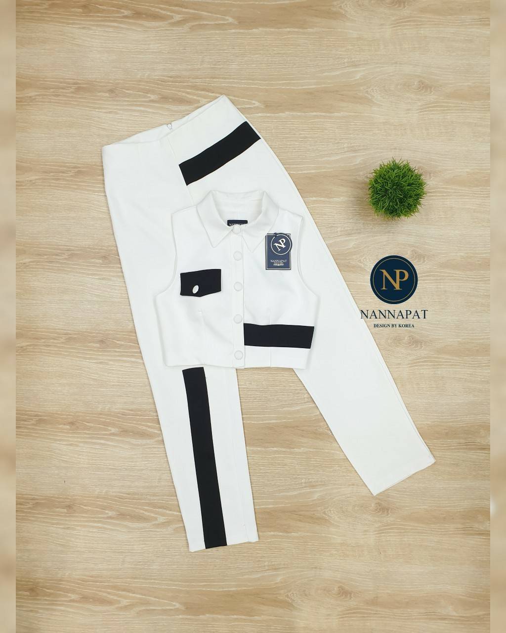 เสื้อกระดุมหน้าแต่งแถบดำกางเกงเข้ารูป