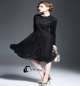 mini dresss แขนยาวคอปิด. ช่วงตัวเสื้อเป็นงานลูกไม้