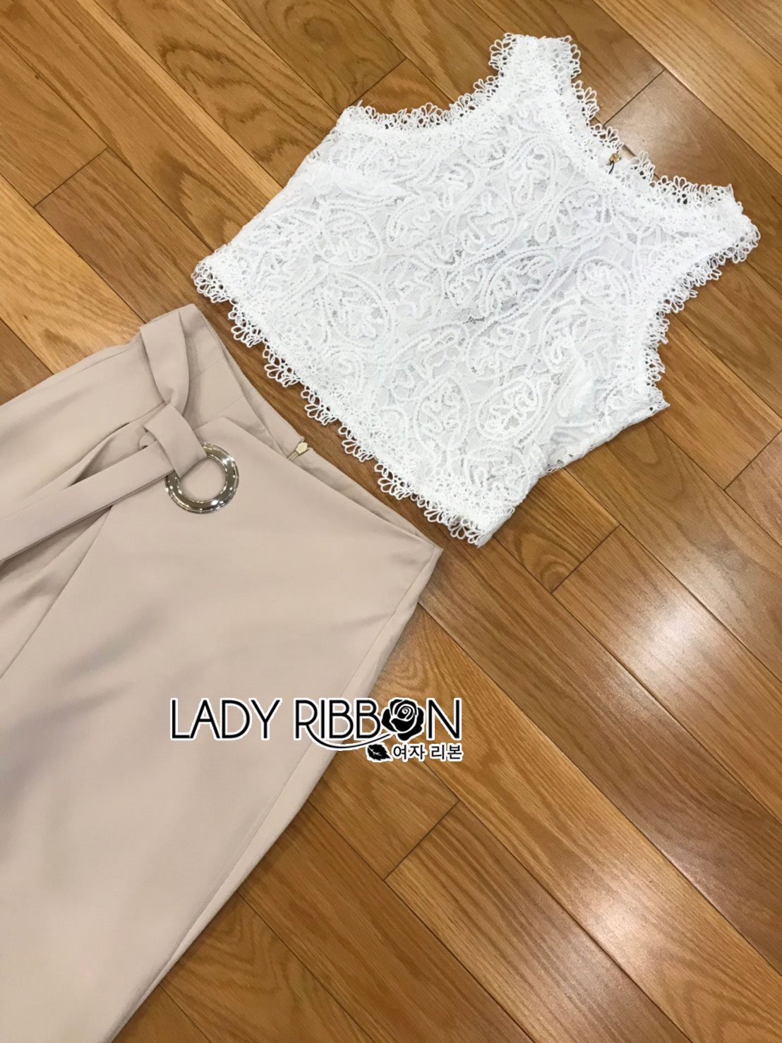 เซ็ตเสื้อแขนกุดผ้าลูกไม้สีขาวและกางเกงขากว้างสีนู้ด