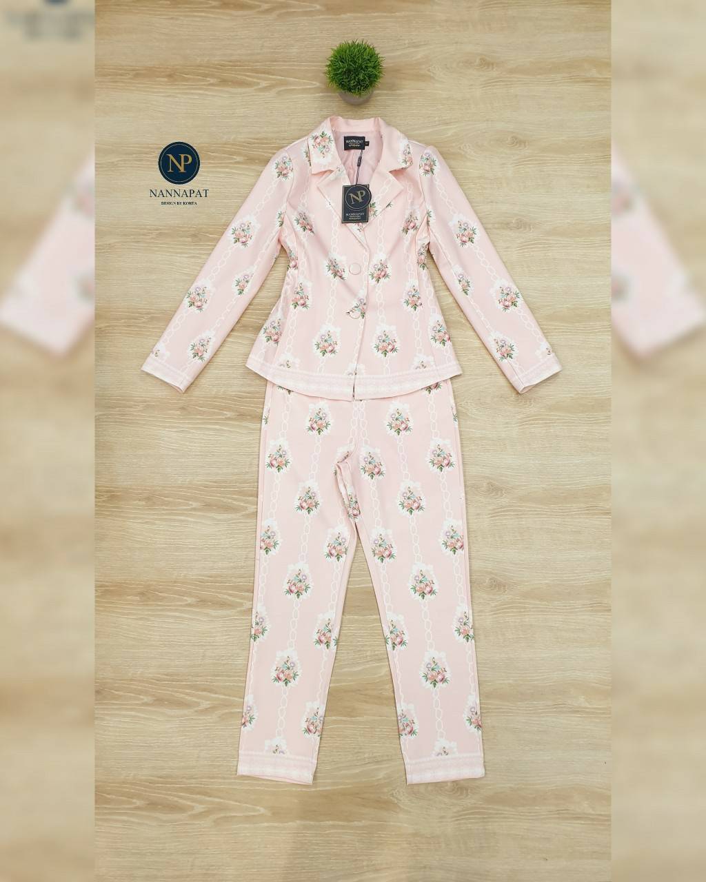 เสื้อกระดุมหน้ากางเกงทรงเข้ารูป