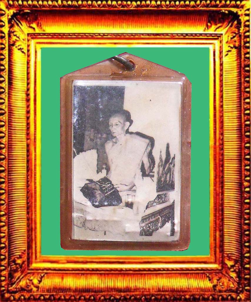 รูปถ่ายนั่งปลุกเสกหลังตราวัดและตะกรุดหลวงพ่อกวยวัดโฆสิตาราม
