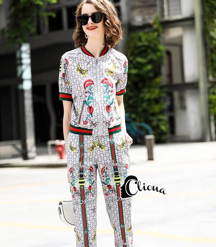 เสื้อแต่งซิปสีเงินด้านหน้า มาพร้อมกับกางเกงทรงกระบอก