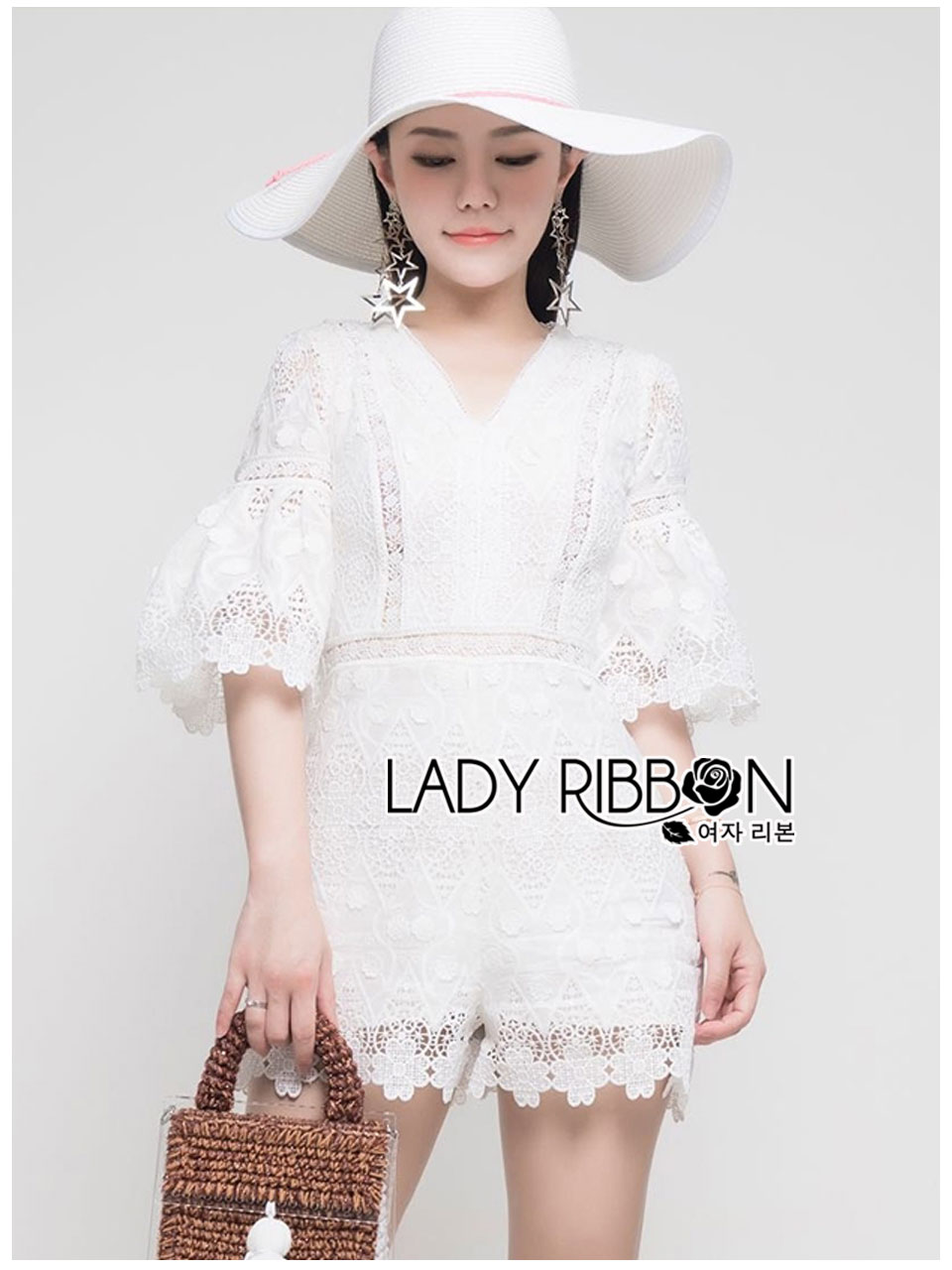เพลย์สูทขาสั้นผ้าลูกไม้สีขาว ลุคนี้ใส่ง่ายๆ