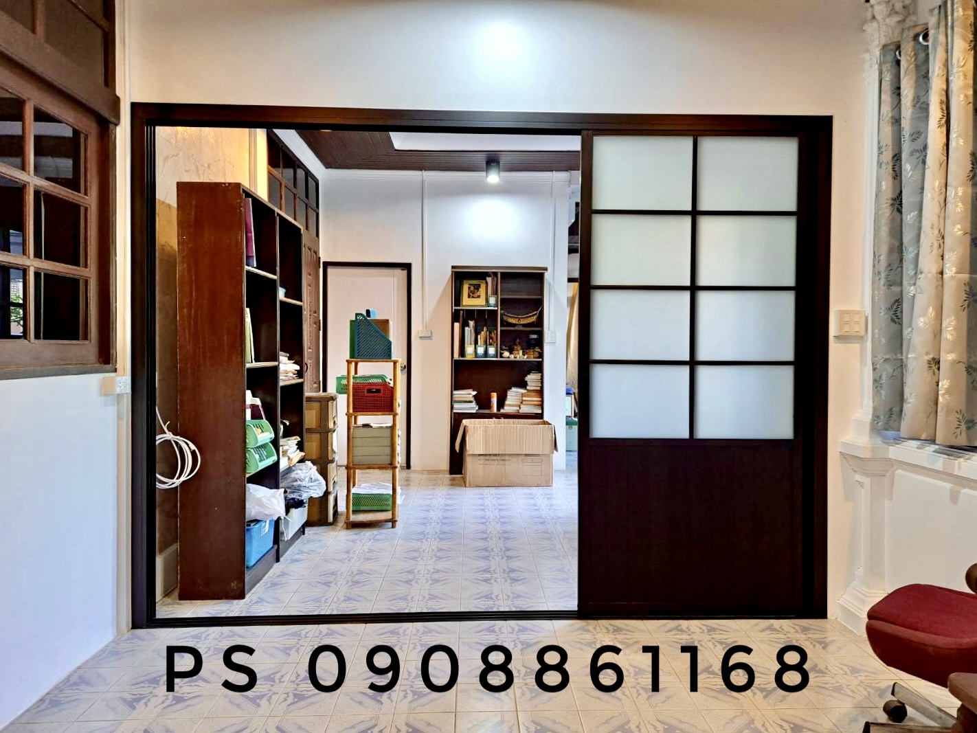 กั้นห้องด้วยประตูบานเลื่อนอลูมิเนียมสีดำกระจกฝ้าลูกฟูกด้านล่างคาดลายลูกฟัก