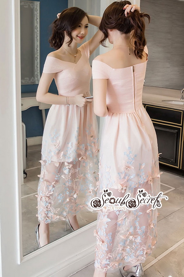 แม็กซี่เดรสสวยหรูมีระดับ เป็นเดรสทรงคอปาดแขนล้ำ
