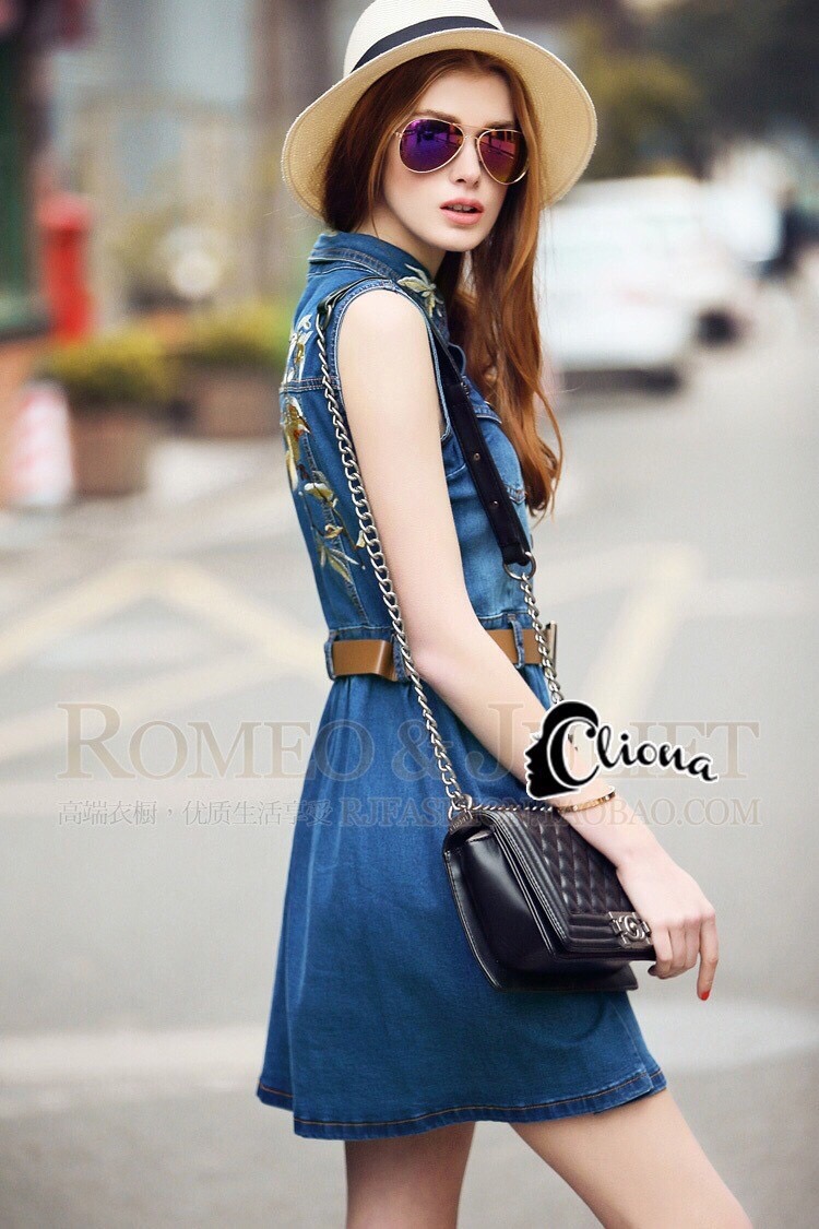 CN06010916 Cliona Made' Golden Bird Embroidered Luxury Denim Dress - มินิเดรส Denim แขนกุด