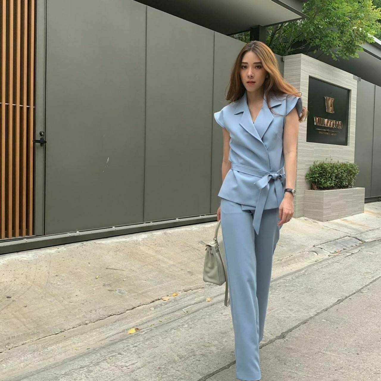 เสื้อกระดุมหน้ามาพร้อมสายผูกเอว