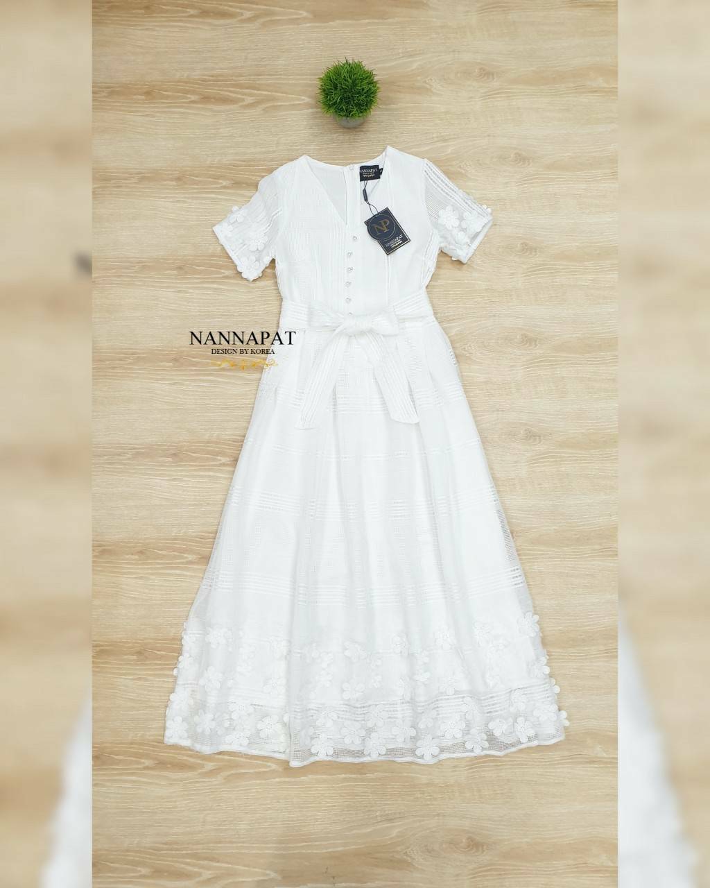 เดรสงานซิปหลัง แต่กระดุมมุกหน้า