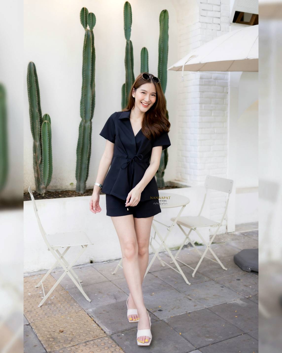เสื้อกระดุมหน้า มีเชือกรูดสีดำ