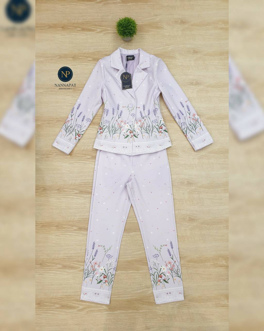 เสื้อทรงสูทกางเกงเข้ารูป