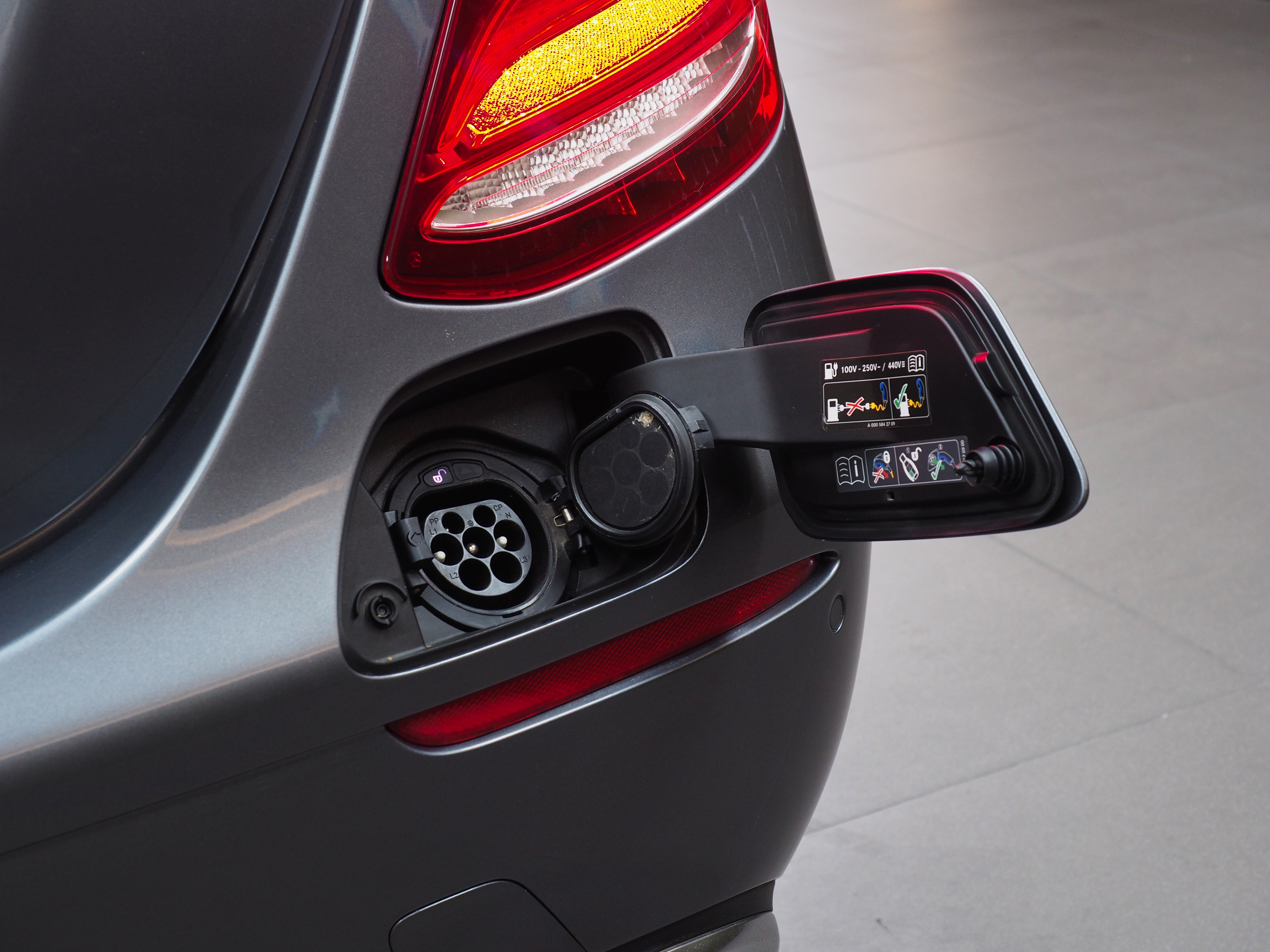 จองแล้ว E350e Avantgarde Plug In Hybrid W213