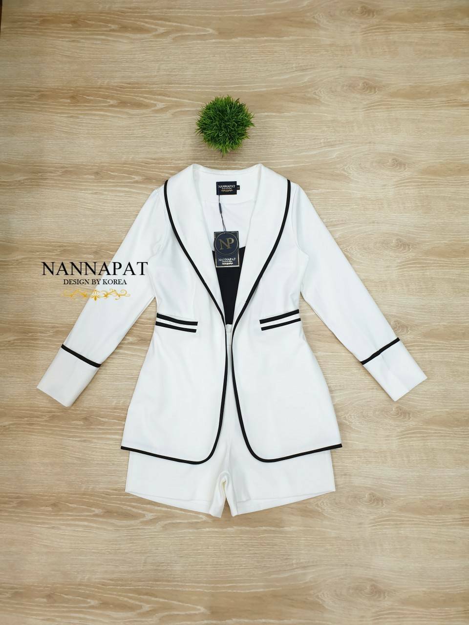 เสื้อคลุมแต่งแถบดำกระเป๋าคู่หน้า