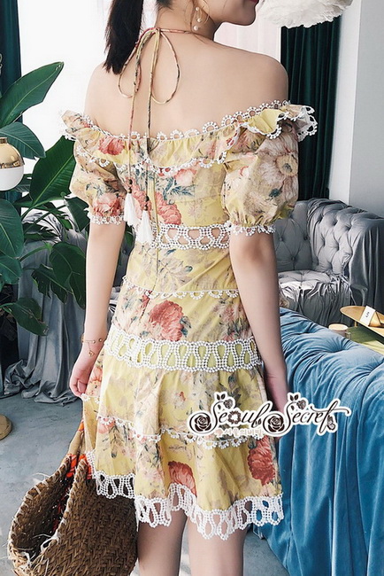 เดรสทรงเปิดไหล่สวยเซ็กซี่ๆแต่งเป็นระบายๆชายผ้ากุ๊นลูกไม้สีขาว