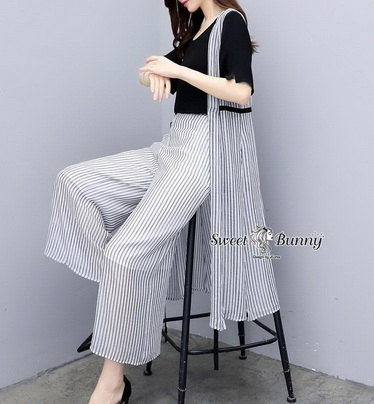 ผ้ายืดสีดำเนื้อนุ่ม ด้านนอกผ้าลายริ้วแขนกุด เป็นเสื้อคลุมยาว