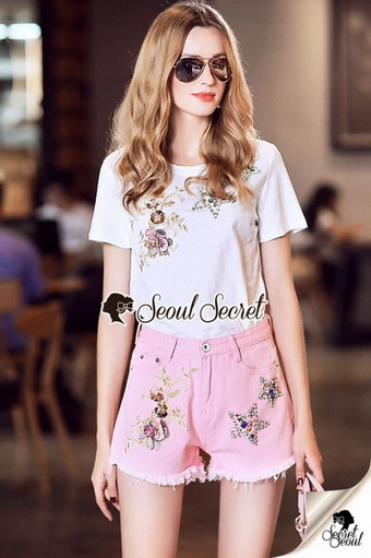 เสื้อสีขาว+ กางเกงสีชมพู