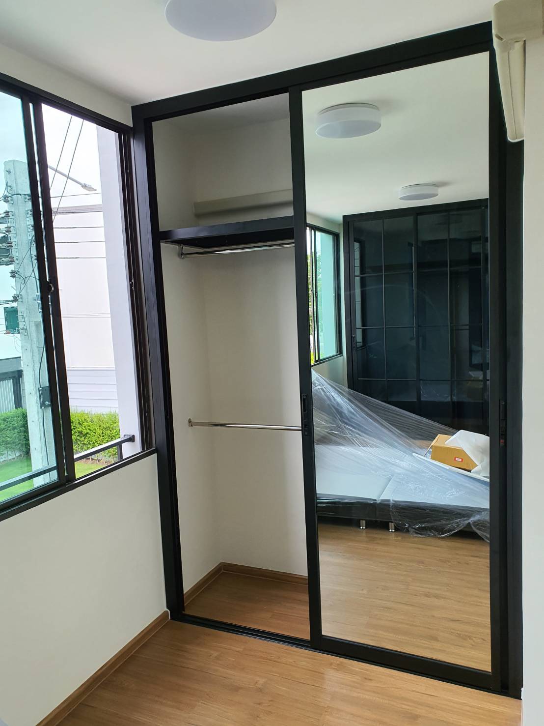 ตู้เสื้อผ้าบิ้วอินประตูบานเลื่อนอลูมิเนียมสีดำกระจกเงาพร้อมชั้นและราวแขวนเสื้อ