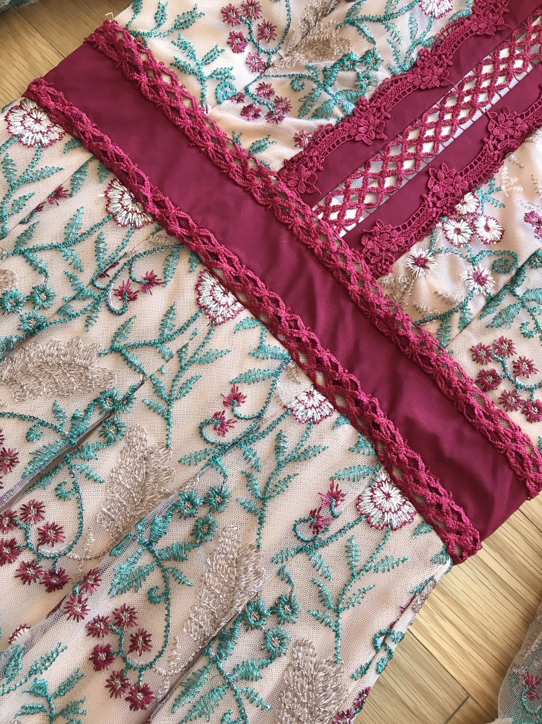 เดรสยาวผ้าลูกไม้โทนเขียวชมพู