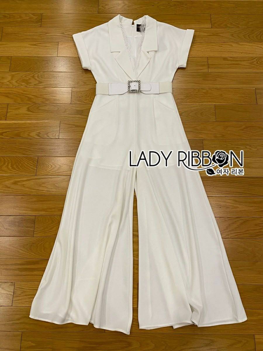 จั๊มสูทขายาวสีขาวลุคนี้เป็นสไตล์สาวออกเท่ห์
