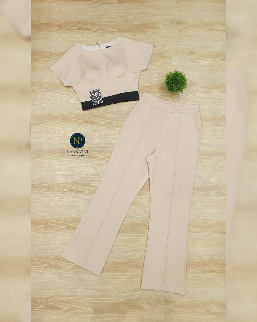 เสื้อซิปหลัง ตัดขอบเอวดำ