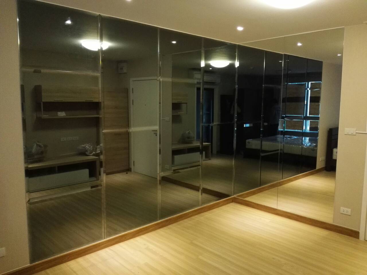 ตกแต่งห้องคอนโดพลัมเมืองเอกด้วยกระจกเงาชาและกระจกเงา