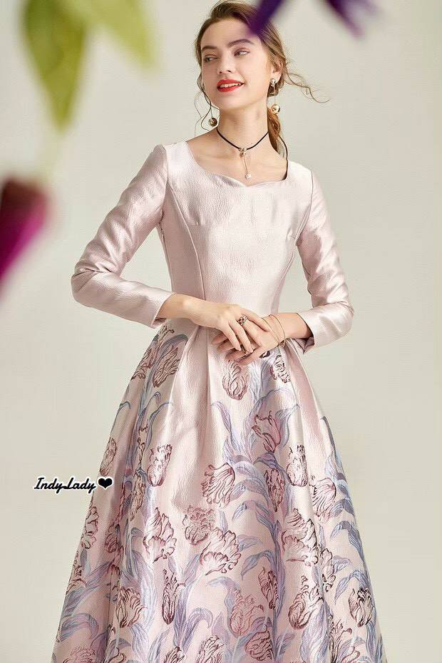 ชุดเดรสยาวคอกลมแขนยาว