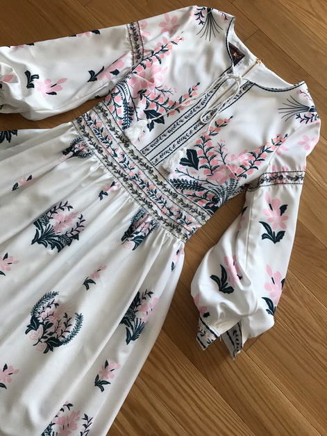 เดรสสีขาวปักและตกแต่งลายดอกไม้สไตล์โบฮีเมียน