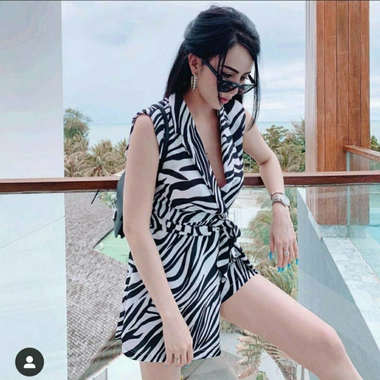 เพลสูทแต่งด้านหน้าเป็นกระโปรง