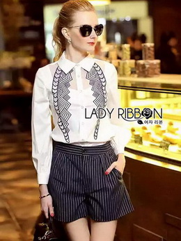 เซ็ตเสื้อเชิตสีขาวปักลายและกางเกงลายทาง